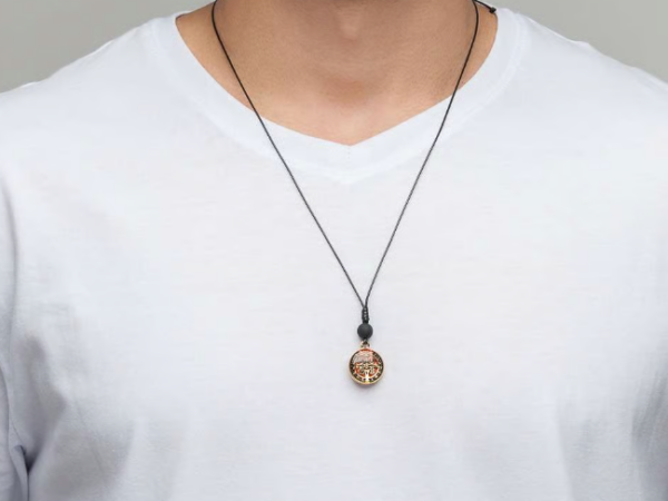 Colar masculino: como escolher o comprimento certo para seu estilo?