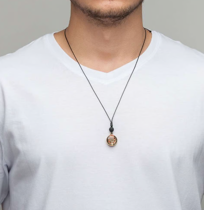 Colar masculino: como escolher o comprimento certo para seu estilo?